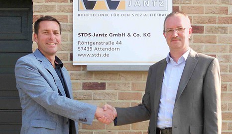 Auf Kundennähe legen Peter Jantz (rechts), Geschäftsführer STDS-Jantz, und Marnik Janssens (links), Vertriebsleiter STDS-Jantz (Belgien), besonderen Wert.